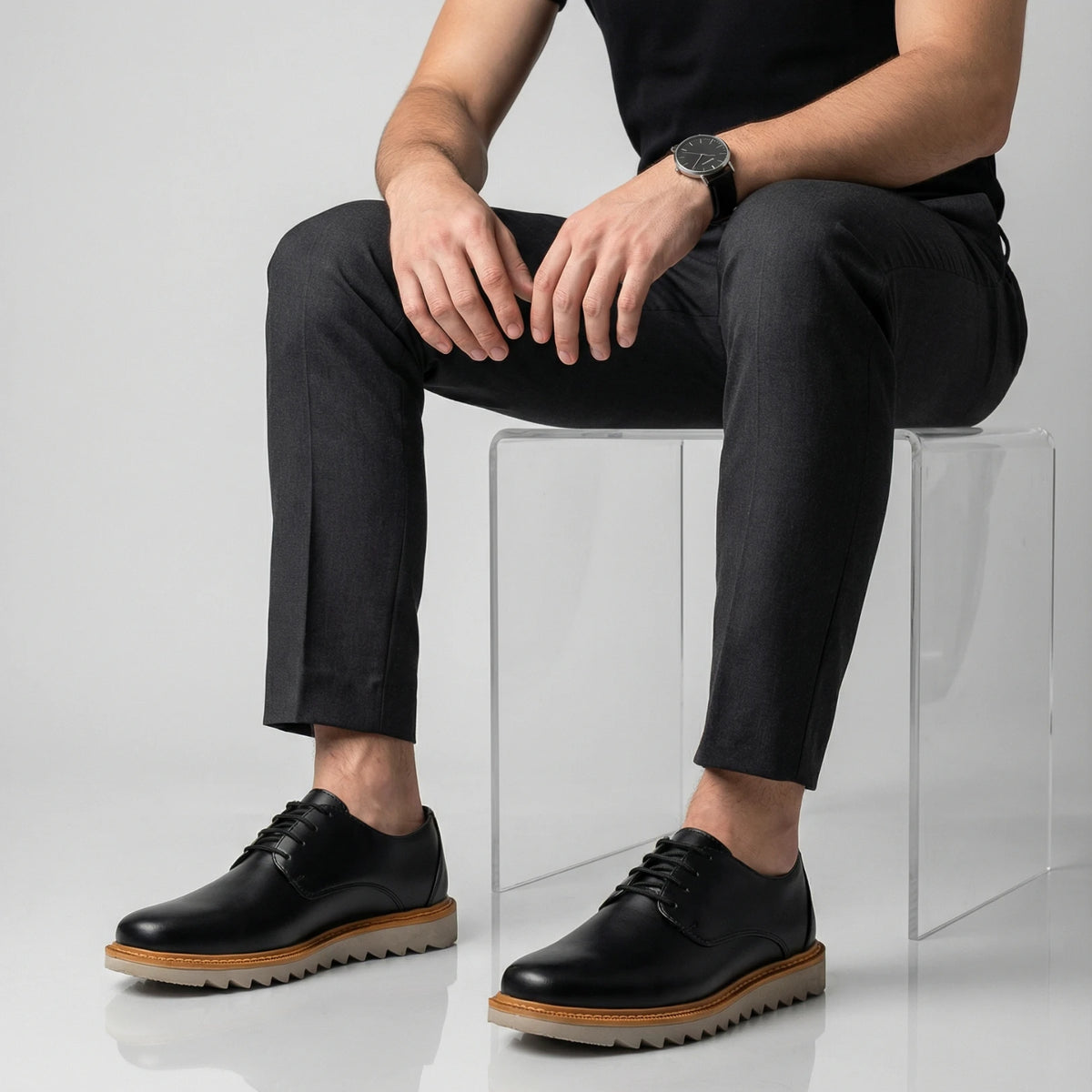 Sapato derby masculino preto combinado com calça de alfaiataria cinza