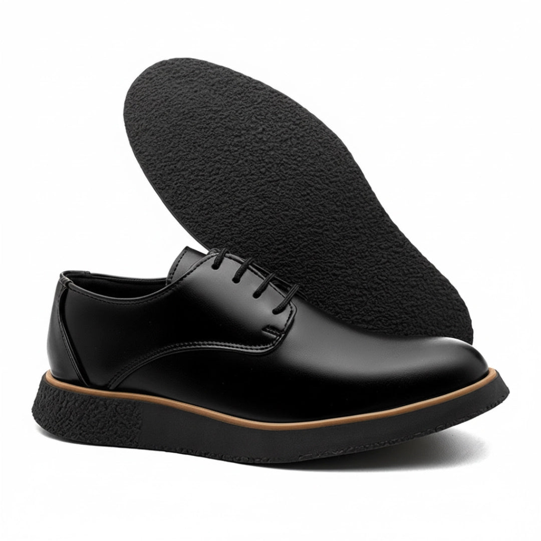 Vista frontal do sapato derby Monaco All Black com amarração