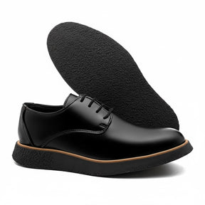 Vista frontal do sapato derby Monaco All Black com amarração