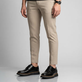 Derby masculino preto combinado com calça social bege