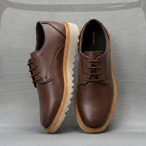 Sapato derby masculino café combinado com terno azul