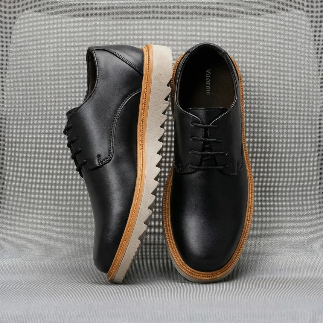 Detalhe do couro premium preto do derby Veneza