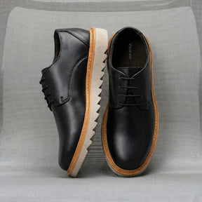 Detalhe do couro premium preto do derby Veneza