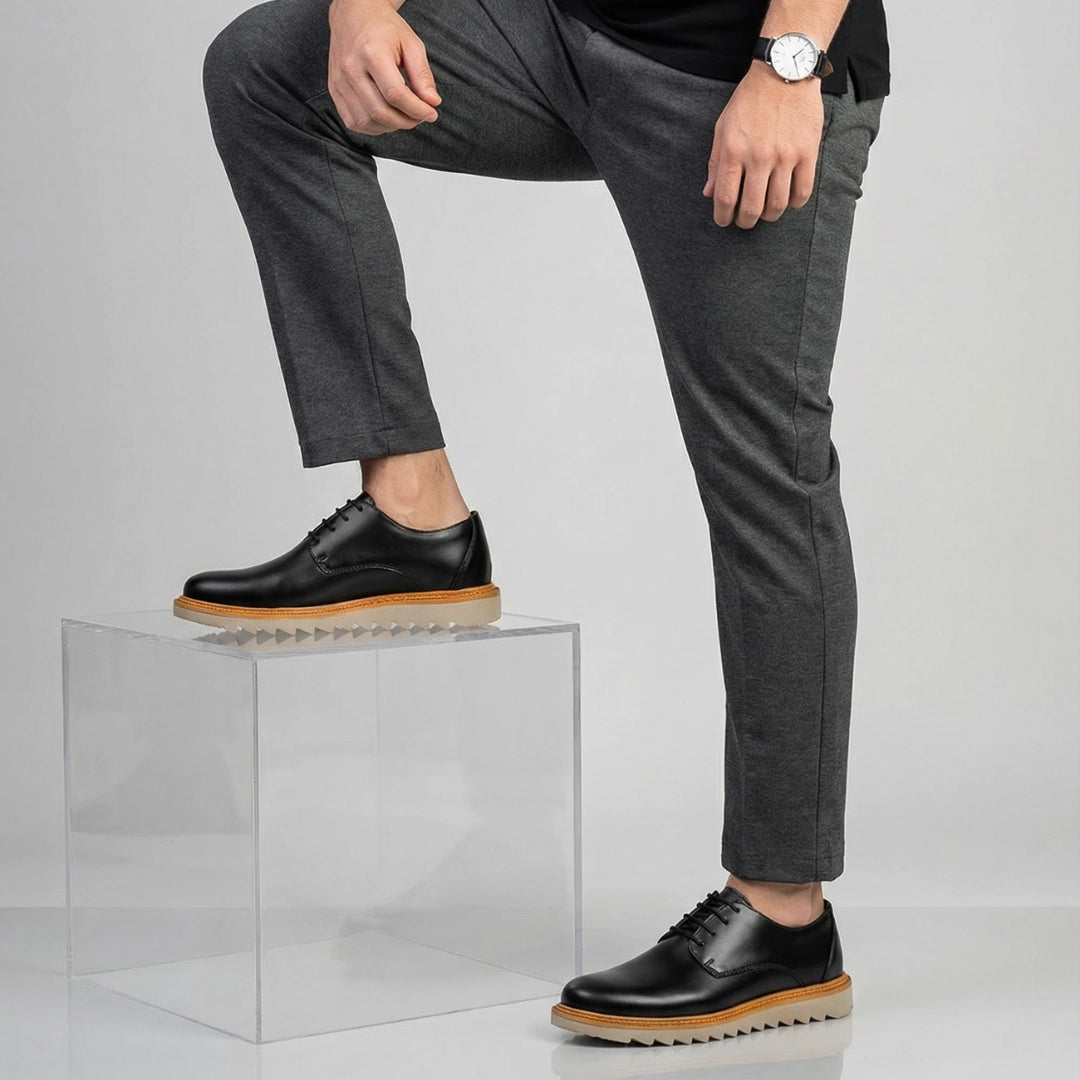 Derby Veneza preto com calça de alfaiataria cinza