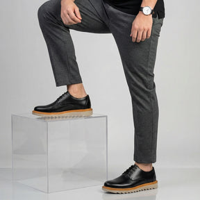 Derby Veneza preto com calça de alfaiataria cinza