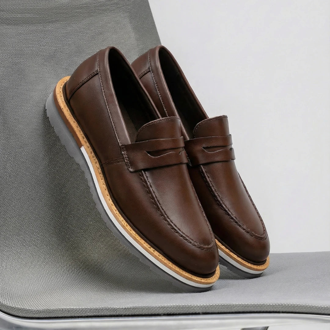 vista lateral do loafer Harold café em couro