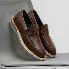 vista lateral do loafer Harold café em couro