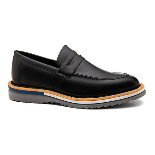vista lateral do loafer Harold preto com solado tratorado