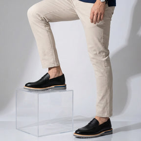 loafer masculino preto combinado com calça chino casual