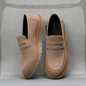 Sapato loafer casual masculino em camurça premium na cor ginger