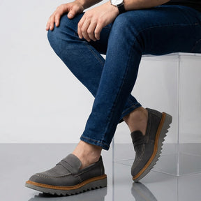 Loafer masculino titânio Vitorine com calça jeans azul escuro 