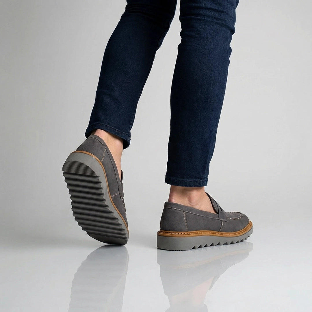 Sapato loafer titânio combinado com jeans escuro