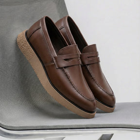 Detalhe do couro premium na cor café do loafer Vincenzo