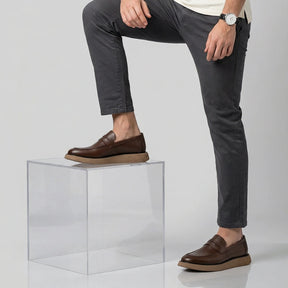 Sapato loafer casual vincenzo café combina com calça de alfaiataria