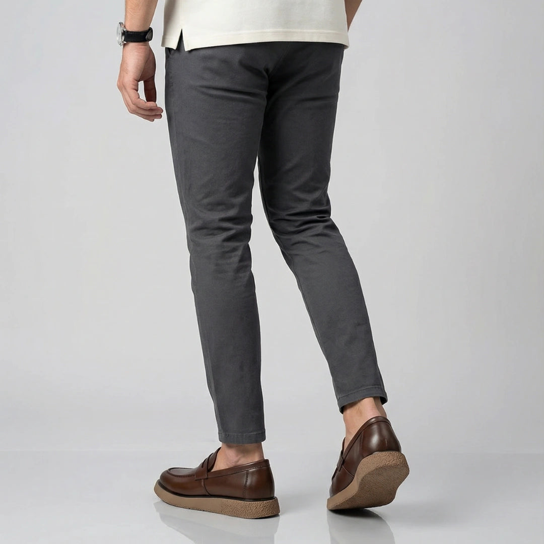 Loafer café combinado com calça chino casual cinza