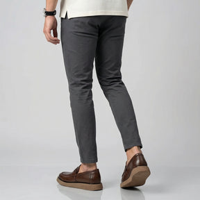 Loafer café combinado com calça chino casual cinza