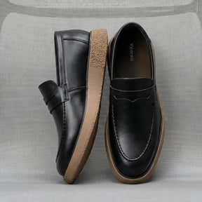 Loafer masculino preto com solado new crepe na cor natural