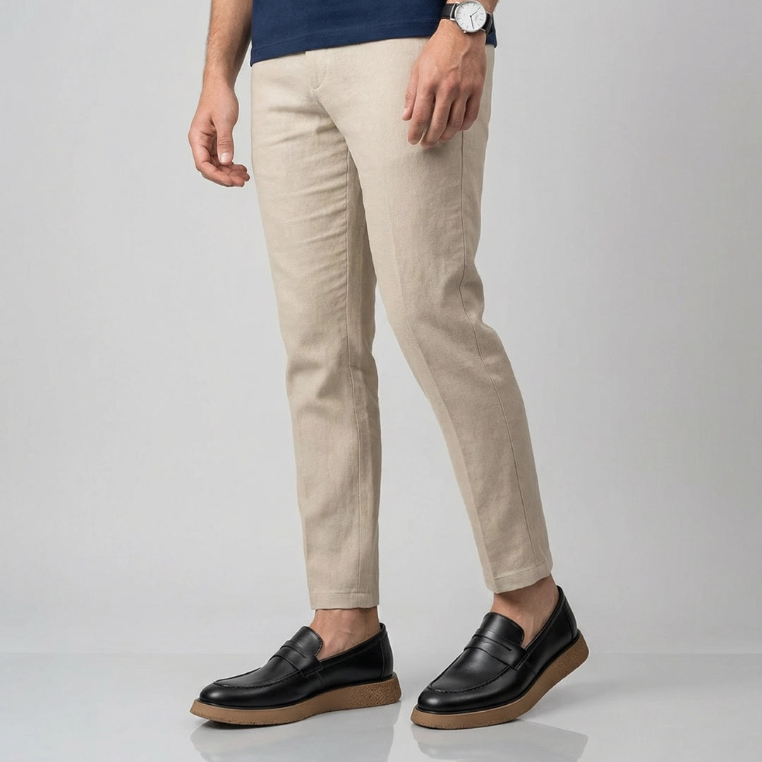 Loafer casual preto combinado com calça linho bege