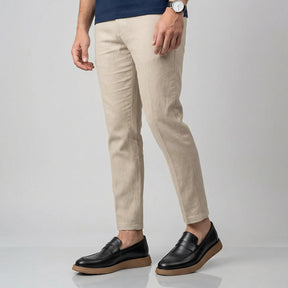 Loafer casual preto combinado com calça linho bege