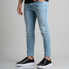 tênis preto masculino combinado com jeans casual